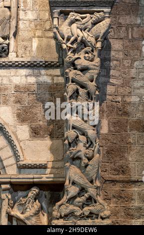 Souillac, ehemalige Abteikirche Sainte-Marie, Portalskulpturen, im 17. Jahrhundert ins Innere transloziert, Bestienpfeiler Stockfoto