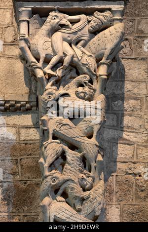 Souillac, ehemalige Abteikirche Sainte-Marie, Portalskulpturen, im 17. Jahrhundert ins Innere transloziert, Bestienpfeiler Stockfoto