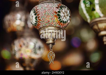 In einem türkischen Laden hängen arabische Lampen. Schöne handgemachte islamische Lampen, ein Touristengeschenk und ein Symbol der arabischen Länder Stockfoto