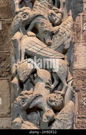 Souillac, ehemalige Abteikirche Sainte-Marie, Portalskulpturen, im 17. Jahrhundert ins Innere transloziert, Bestienpfeiler Stockfoto