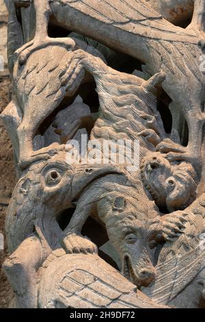 Souillac, ehemalige Abteikirche Sainte-Marie, Portalskulpturen, im 17. Jahrhundert ins Innere transloziert, Bestienpfeiler Stockfoto