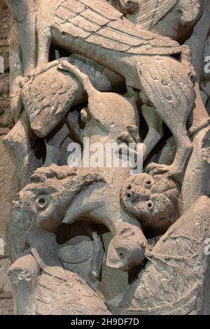 Souillac, ehemalige Abteikirche Sainte-Marie, Portalskulpturen, im 17. Jahrhundert ins Innere transloziert, Bestienpfeiler Stockfoto