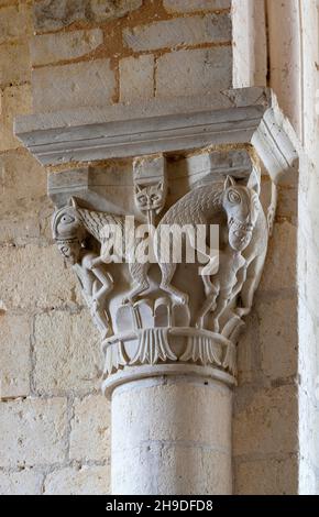 Plaimpied-Givaudins, Kirche Saint-Martin aus dem Jahr 1080, Kapitel mit Fabelwesen Stockfoto