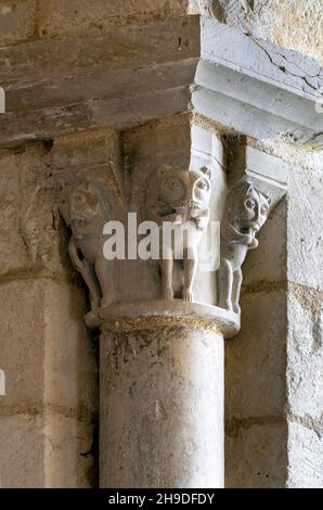 Plaimpied-Givaudins, Kirche Saint-Martin aus dem Jahr 1080, Kapitel mit Fabelwesen Stockfoto