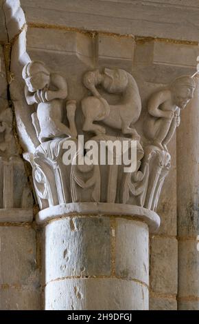 Plaimpied-Givaudins, Kirche Saint-Martin aus dem Jahr 1080, Kapitel mit Fabelwesen Stockfoto