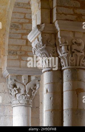 Plaimpied-Givaudins, Kirche Saint-Martin aus dem Jahr 1080, Kapitel mit Fabelwesen Stockfoto