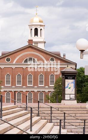 Faneuil Hall in Boston vom Government Center aus gesehen Stockfoto