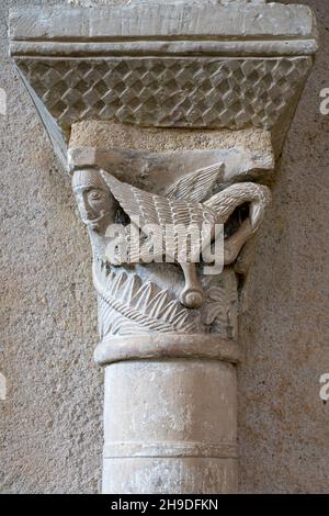 Plaimpied-Givaudins, Kirche Saint-Martin aus dem Jahr 1080, Kapitän mit zwei Pelikanen mit verschlungenen Hälsen Stockfoto