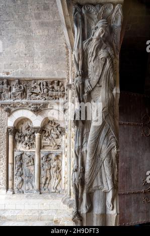 Moissac, Abtei Saint-Pierre, Portal der Klosterkirche, Trumeaufeiler mit Prophet Jeremias, dass die linken Gewändereliefs Stockfoto