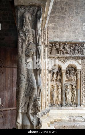 Moissac, Abtei Saint-Pierre, Portal der Klosterkirche, Trumeaufeiler mit Apostel Paulus, dass die rechten Gewerbeliefs Stockfoto