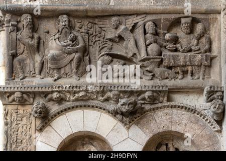 Moissac, Abtei Saint-Pierre, Portal der Klosterkirche, linkes Gewänderelief: Geschichte des Lazarus Stockfoto