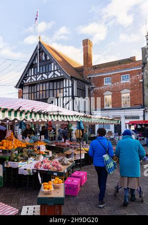 Traditionelle englische Marktstadt; Leute, die an den Marktständen am Saffron Walden Market Square, im Stadtzentrum, Saffron Walden, Essex UK einkaufen Stockfoto