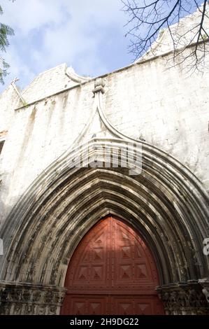 Das Hauptportal der Carmo-Kirche und der Zugang zum Museum im Kloster unserer Lieben Frau vom Berg Karmel in Lissabon Portugal Stockfoto