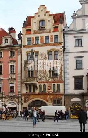 PRAG, TSCHECHIEN - 23. APRIL 2012: Das Storchov-Haus auf dem Altstädter Ring, im Art Nuoveau-Stil erbaut. Stockfoto