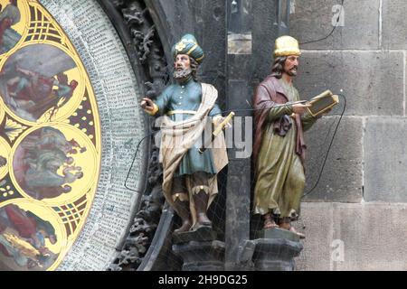 PRAG, TSCHECHIEN - 24. APRIL 2012: Dies sind die Zahlen des Astronomen und des Chronisten in der Nähe des Kalendarchals der Prager Astronomischen Uhr. Stockfoto
