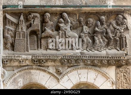 Moissac, Abtei Saint-Pierre, Portal der Klosterkirche, rechtes Gewänderelief: Die Stadt Sotine und der Sturm der Idole, Flucht nach Ägypten und Darste Stockfoto