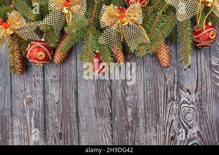 weihnachtsbaum Tannenzweige auf Holz Stockfoto