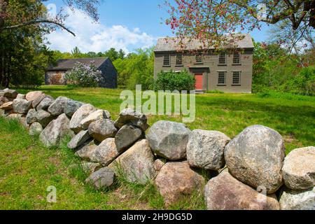 Das Jacob Whittemore House ist eine historische Stätte des amerikanischen Revolutionskrieges, die 1716 im Minute man National Historic Park in der Stadt Lexington, Massachu, erbaut wurde Stockfoto