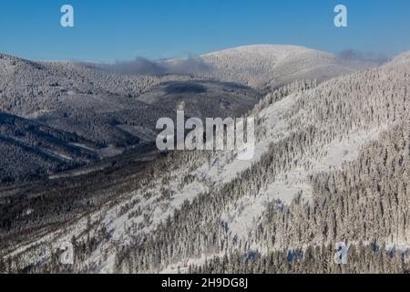 Winteransicht von Dolni Morava Tal mit Kralicky Sneznik Berg, Tschechische Republik Stockfoto