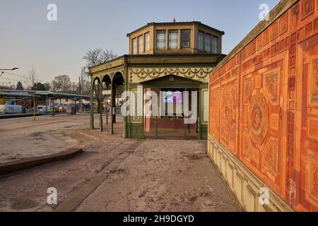 Stuttgart, 24. Februar 2021: Achteckiges Gebäude an einer orangefarbenen Wand. Fassade mit Bogen und Fenstern. Haupteingang des Zoos (Wilhelma). Im Stockfoto