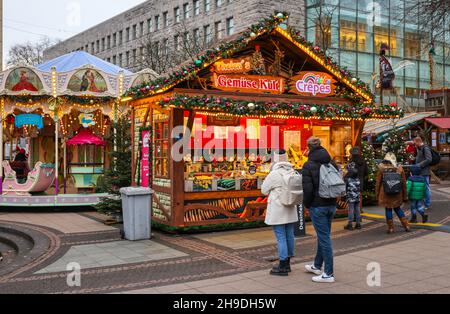 Essen, Nordrhein-Westfalen, Deutschland - Weihnachtsmarkt in Essen in Zeiten der Corona-Pandemie unter 2G Bedingungen. Besucher des Kennedyplatzes müssen r sein Stockfoto