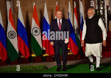 Neu-Delhi, Indien. 6th. Dezember 2021.der indische Premierminister Narendra Modi begrüßt den russischen Präsidenten Wladimir Putin vor seinem Treffen im Hyderabad-Haus in Neu-Delhi.Quelle: PRASOU/Alamy Live News Stockfoto