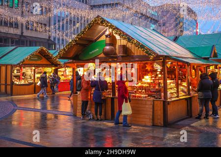 Essen, Nordrhein-Westfalen, Deutschland - Weihnachtsmarkt in Essen in Zeiten der Corona-Pandemie unter 2G Bedingungen. Besucher des Kennedyplatzes müssen r sein Stockfoto