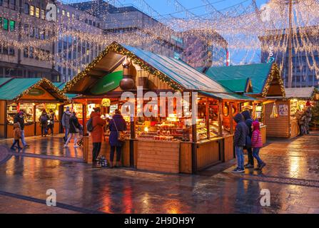 Essen, Nordrhein-Westfalen, Deutschland - Weihnachtsmarkt in Essen in Zeiten der Corona-Pandemie unter 2G Bedingungen. Besucher des Kennedyplatzes müssen r sein Stockfoto