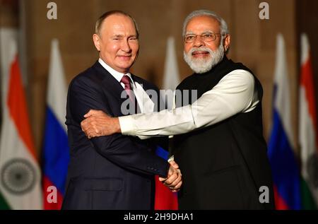 Neu-Delhi, Indien. 6th. Dezember 2021.der indische Premierminister Narendra Modi begrüßt den russischen Präsidenten Wladimir Putin vor seinem Treffen im Hyderabad-Haus in Neu-Delhi.Quelle: PRASOU/Alamy Live News Stockfoto