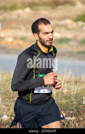 El Madher, Batna, Algerien - 12-04-2021: Läufer, die nach 22 km von Batna City nach El Madher Ci um den Sieg beim Medghacen International Marathon kämpfen Stockfoto