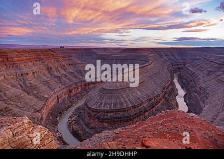 Blick über den tief eingeschnittenen Mäander des San Juan River im Goosenecks State Park bei Sonnenuntergang, San Juan County, Utah, USA, USA Stockfoto