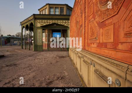 Stuttgart, 24. Februar 2021: Orangefarbene Wand. Achteckiges Gebäude an einer orangefarbenen Wand. Fassade mit Bogen und Fenstern. Haupteingang des Zoos (Wilh Stockfoto