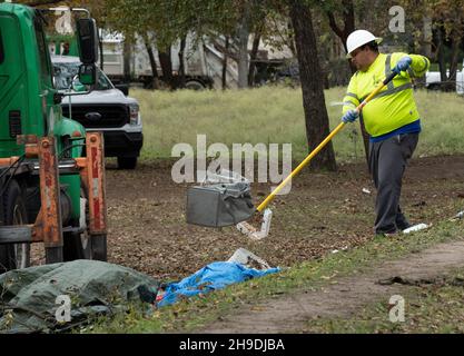 Austin Texas USA, 6 2021. Dezember: Die Besatzung der Stadt Austin räumen ein Obdachlosenlager in einem östlichen Austin-Park, in dem rund 30 Menschen entlang des Boggy Creek lebten. Einige der Vertriebenen sagen, dass sie wenig über die Aktion im Parque Zaragoza informiert wurden und viele ihre Habseligkeiten verloren haben. ©Bob Daemmrich Stockfoto