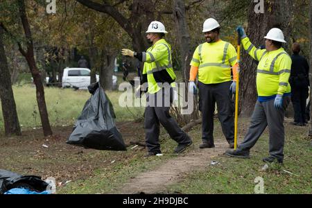 Austin Texas USA, 6 2021. Dezember: Die Besatzung der Stadt Austin räumen ein Obdachlosenlager in einem östlichen Austin-Park, in dem rund 30 Menschen entlang des Boggy Creek lebten. Einige der Vertriebenen sagen, dass sie wenig über die Aktion im Parque Zaragoza informiert wurden und viele ihre Habseligkeiten verloren haben. ©Bob Daemmrich Stockfoto