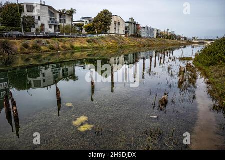 Pilings bleiben von der Struktur, die die Ölförderanlagen zurückhielt, als Venedig die Heimat von Hunderten von Ölquellen war. Die Lagune von Ballona war einst ein Teil davon Stockfoto