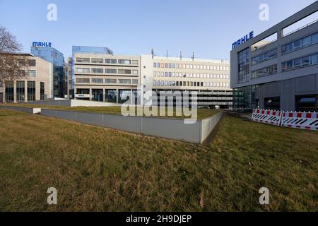 Stuttgart, 24. Februar 2021: Mahle ist Automobilzulieferer und baut Kolben und Zylinder für Fahrzeuge. Europa, Pragsattel. Stockfoto