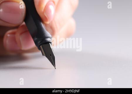 Weibliche Hand schreiben schwarzen Brunnen Stift Nahaufnahme Stockfoto