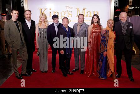 Von links nach rechts, Harris Dickinson, Rhys Ifans, Claudia Vaughn, Matthew Vaughn, Tom Hollander, Ralph Fiennes, Gemma Arterton, FKA Twigs und Charles Dance bei der Weltpremiere des Films The King's man am Cineworld Leicester Square, London. Bilddatum: Montag, 6. Dezember 2021. Stockfoto