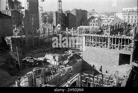 Warszawa, 1947-10. Budowa budynku Ministerstwa Przemys³u przy placu Trzech Krzy¿y. NZ. widok na plac budowy w kierunku ulicy ¯urawiej i ulicy Brackiej. ps/gr PAP Dok³adny dzieñ wydarzenia nieustalony. Warschau, 1947. Okt. Bau des Industrieministeriums auf dem Trzech Krzyzy Platz. Im Bild: Blick auf die Baustelle und die Straßen Zurawia und Bracka. ps/gr PAP Stockfoto