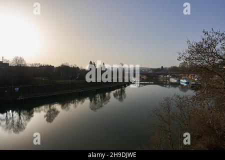 Stuttgart, 24. Februar 2021: Fluss (Neckar) mit Reflexionen der Baumgrenze. Blauer Himmel mit leerem Raum. Landschaftsaufnahme in Stuttgart aus Zo Stockfoto