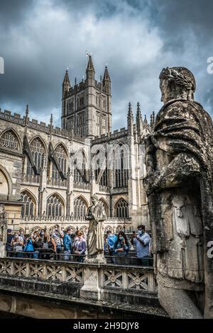 Die römischen Bäder sind eine gut erhaltene Therme in der Stadt Bath, Somerset, England. Stockfoto