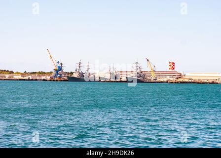 Moderne Schiffe der Marine dockten in Pearl Harbor an Stockfoto