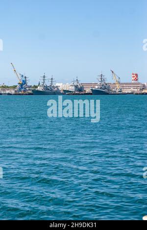 Moderne Schiffe der Marine dockten in Pearl Harbor an Stockfoto