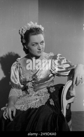 Warszawa, 1947-10. Wesle Figara Pierre'a Beaumarchais - pierwsze przedstawienie Teatru Nowego przy ul. Pu³awskiej 39. Nz. Irena Górska (Zuzanna). ps/gr PAP Dok³adny dzieñ wydarzenia nieustalony. Warschau, 1947. Okt. Die Hochzeit des Figaro von Pierre Beaumarchais - die erste Aufführung des Theaters Nowy in der Pulawska-Straße 39. Im Bild: Irena Gorska (Susanna). ps/gr PAP Stockfoto