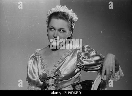 Warszawa, 1947-10. Wesle Figara Pierre'a Beaumarchais - pierwsze przedstawienie Teatru Nowego przy ul. Pu³awskiej 39. Nz. Irena Górska (Zuzanna). ps/gr PAP Dok³adny dzieñ wydarzenia nieustalony. Warschau, 1947. Okt. Die Hochzeit des Figaro von Pierre Beaumarchais - die erste Aufführung des Theaters Nowy in der Pulawska-Straße 39. Im Bild: Irena Gorska (Susanna). ps/gr PAP Stockfoto