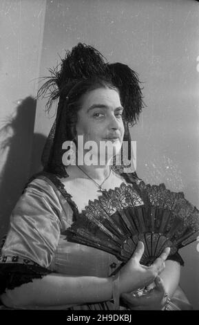 Warszawa, 1947-10. Wesle Figara Pierre'a Beaumarchais - pierwsze przedstawienie Teatru Nowego przy ul. Pu³awskiej 39. Nz. Helena Zahorska (Marcelina). ps/gr PAP Dok³adny dzieñ wydarzenia nieustalony. Warschau, 1947. Okt. Die Hochzeit des Figaro von Pierre Beaumarchais - die erste Aufführung des Theaters Nowy in der Pulawska-Straße 39. Im Bild: Helena Zahorska (Marceline). ps/gr PAP Stockfoto