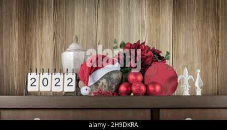 Weihnachtliche Hausdekorationen und Kalender für das Jahr 2022 an der Holzwand. Stockfoto