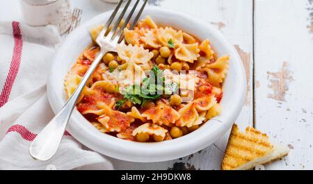 Traditionelles italienisches Gericht, Chowder, Pottage, Pasta und Ceci, serviert auf altem Teller auf altem Holzhintergrund. Im Rustik-Stil. Draufsicht. Stockfoto