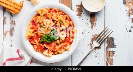 Traditionelles italienisches Gericht, Chowder, Pottage, Pasta und Ceci, serviert auf altem Teller auf altem Holzhintergrund. Im Rustik-Stil. Draufsicht. Stockfoto