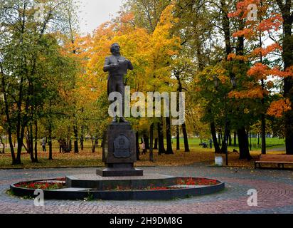 Petrosawodsk, Russland – 19. September 2021: Denkmal des russischen Dichters Gawriil Derschawin aus dem 18th. Jahrhundert im Park der Stadt Stockfoto